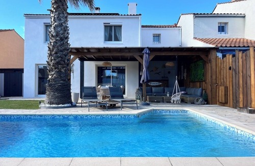 Lattes Villa | Élégante Villa Avec Piscine à Deux pas de la mer