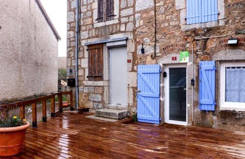 Saint-Nicolas-des-Biefs House | Évasion paisible à la montagne avec cheminée et animaux admis - FR-1-489-553