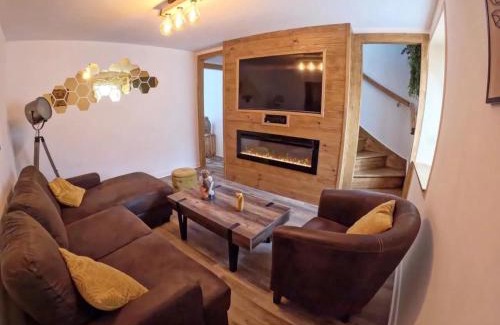 Saint-Nicolas-des-Biefs House | Évasion paisible à la montagne avec cheminée et animaux admis - FR-1-489-553