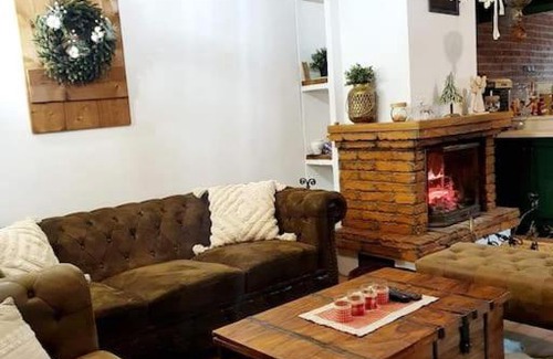 Certov Ski Chalet | Čarovná chata pri potoku s krbom v interiéri
