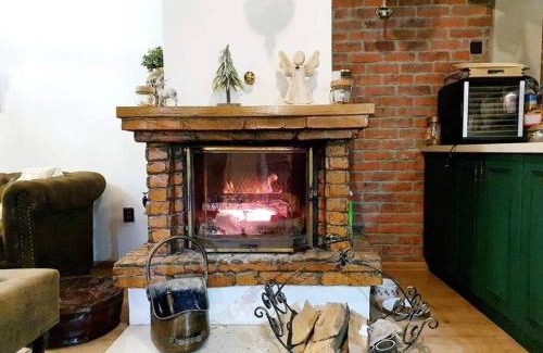 Certov Ski Chalet | Čarovná chata pri potoku s krbom v interiéri