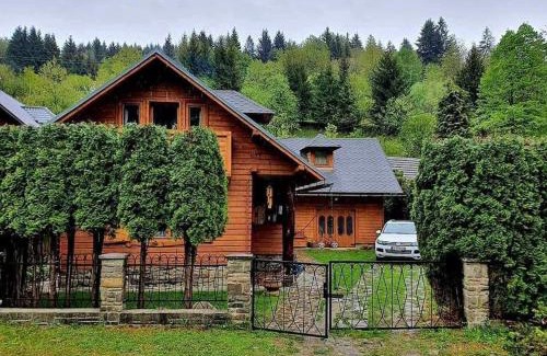Certov Ski Chalet | Čarovná chata pri potoku s krbom v interiéri