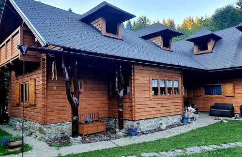 Certov Ski Chalet | Čarovná chata pri potoku s krbom v interiéri