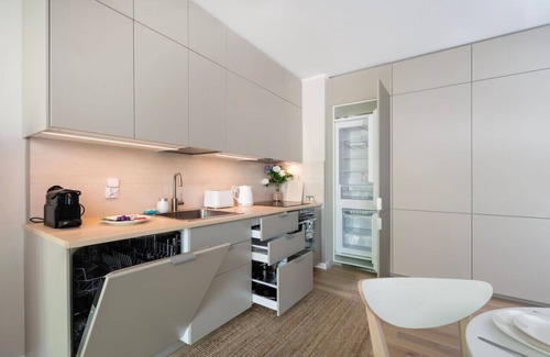 Lodz Apartment | Łódź Fabryczna Apt - Parking, Workspace, Balcony - by Rentujemy