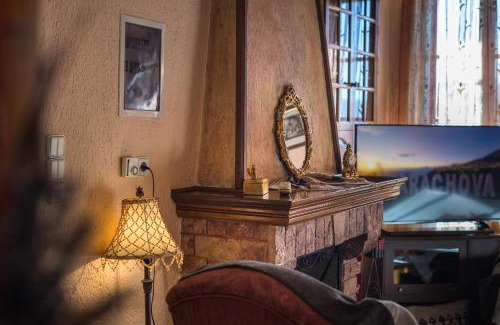 Arachova Ski Chalet | Ευχάριστο σαλέ με σοφίτα και τζάκι.