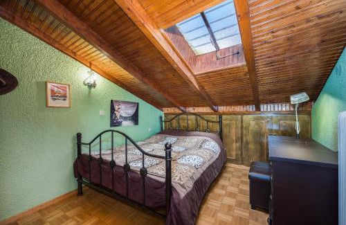Arachova Ski Chalet | Ευχάριστο σαλέ με σοφίτα και τζάκι.