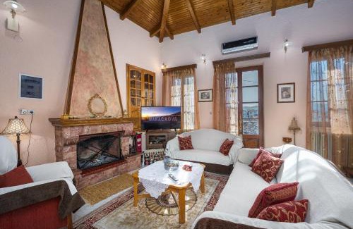 Arachova Ski Chalet | Ευχάριστο σαλέ με σοφίτα και τζάκι.
