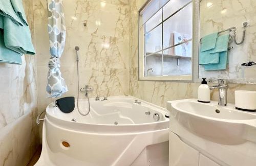 Petrovskoye Apartment | Апартаменты на Набережной