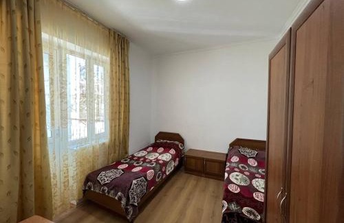 Cholpon-Ata House | Гостевой дом Акварель 阿克瓦雷爾旅館 Guest house Akvarel 게스트하우스 아크바렐