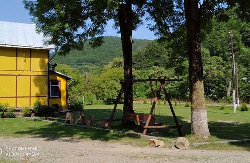 Vyzhnytsya House | Дім з видом на гори