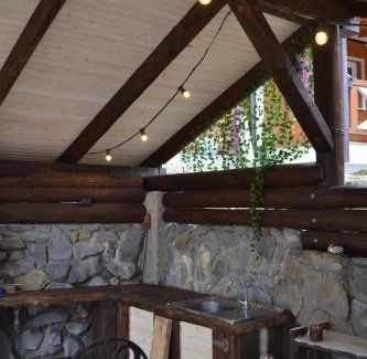 Izki House | Садиба Деревій