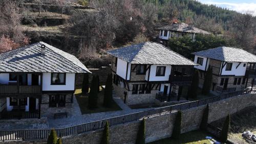 Leshten House | Трите къщи