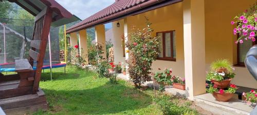 Mizhhirya House | У Інни
