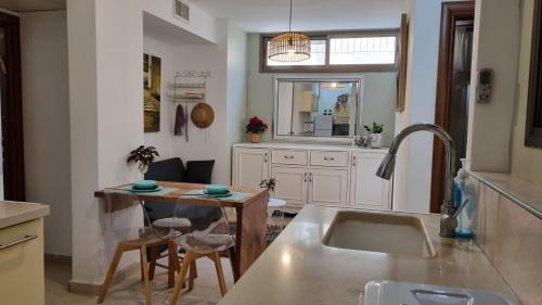 Rehovot Apartment | שני חדרי שינה, חניה חינם, איזור שקט ויוקרתי,