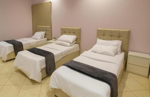 Taif Apartment | وسام شقة كبيرة 4 غرف نوم وصالة وشرفة-بلكونة- Large apartment with 4 bedrooms, a living room and a balcony