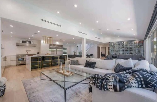 Granada Hills North Villa | ৎ୭Gunther Luxurious Abodeৎ୭ Pool, New, Lux & more