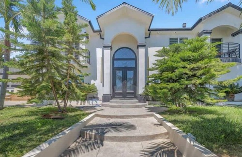 Granada Hills North Villa | ৎ୭Gunther Luxurious Abodeৎ୭ Pool, New, Lux & more
