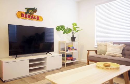 South Tacoma Apartment | ᗌᗌᗌ Fresh & new 1br. Jukebox, king bed, A/C