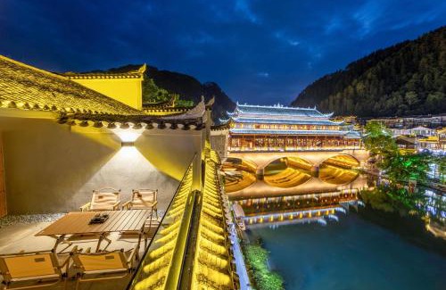 Fenghuang House | 云隐兮江景民宿
