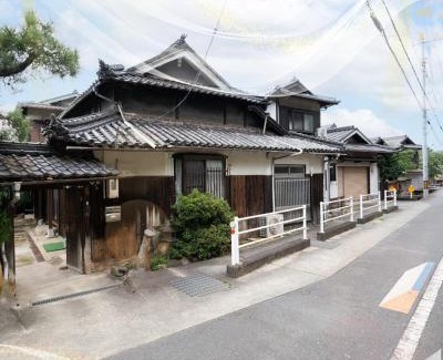 Kurashiki Apartment | 倉敷の宿Retreat KOBAYASHI 1棟貸切 1日1組限定 11LLDDK 520平米 102年前の伝説の建物 瀬戸内芸術祭2025 直島 美観地区 最大10名 駐車場3台 ベッド8台