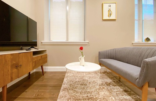 Logan Square Apartment | 夢芙蓉 | Merlot 1 BR/1 BA at City Hall