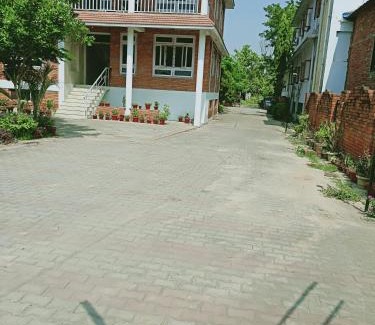 Lumbini House | 行者之家SUNFLOWER