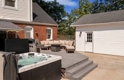 Jeffersonville - Clarksville House | ꕥLuxꕥHeated* Pool/Hot Tub/Gamerooms/Firepit/Outdoor Shower/Bunks