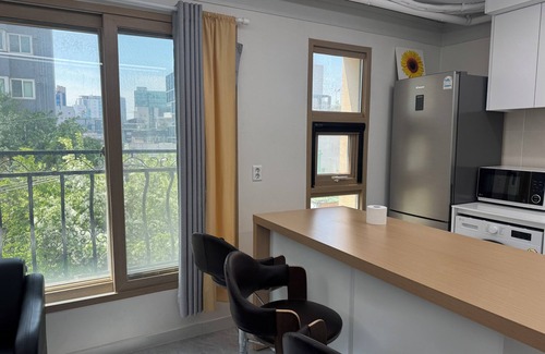 Seongsu Apartment | 오Seongsu Station Jungnangcheon Cherry Blossom Road Han River airport bus