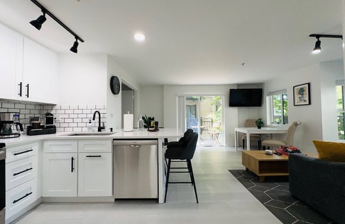 Belltown Condo | 0.3 Miles to Space Needle! Modern 2Br/2Ba Belltown Condo w/Free Garage Parking