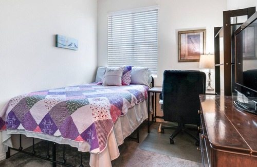 Fontana Condo | 0 Formal 🍳 or 🛋️~Downstairs Suite~2022 Built~Multiple HOA🏞️~Monthly~讲中文