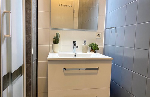 Limmer Apartment | 1 1/2 room apartment with balcony - 4 single beds - NETFLIX -WiFi- - parking lot