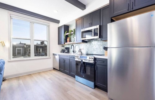 North Philadelphia West Apartment | 1/1 Across from Fairmount Park | 10 mins to DT (D)