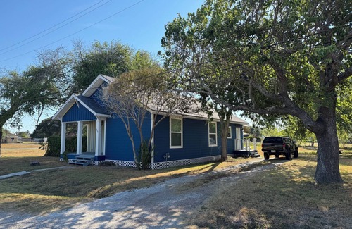 Portland Cottage | 1-2 bedroom cottage in quiet Portland TX with central AC, optional fitness room.