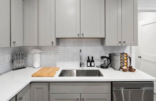 Old Town Alexandria Apartment | 1/2 Block from King Street, Elegant Old Town Oasis ~ King Bed♛ ~ Free Parking