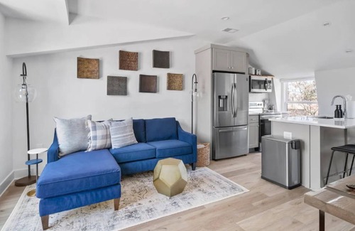 Old Town Alexandria Apartment | 1/2 Block from King Street, 5★ Location ~ ♛King Bed ~ Free Parking