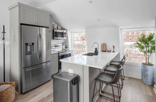 Old Town Alexandria Apartment | 1/2 Block from King Street, 5★ Location ~ ♛King Bed ~ Free Parking