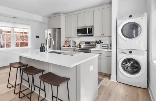 Old Town Alexandria Apartment | ★1/2 Block to King Street, King Bed ~ Free Parking★