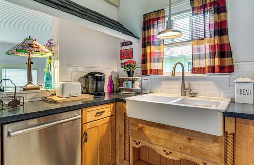 Speedway House | 1/2 Mi to Indy Motor Speedway: Home w/Yard!