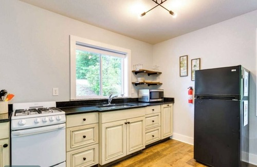Murphy House | 1.2 miles to John C. Campbell Folk School/Cozy and private mountain get-away!