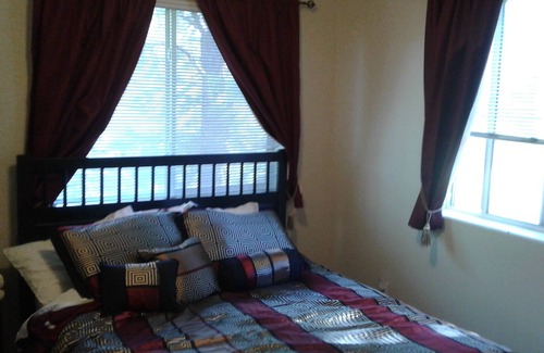 Woodlands Village House | 1,350 Sf Townhouse next to Campus and Downtown