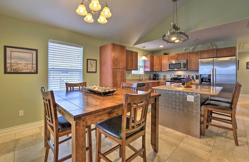 Isla Del Sol House | 1/4 Mi to Beach: Canal-View Home in Galveston!