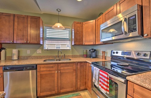 Isla Del Sol House | 1/4 Mi to Beach: Canal-View Home in Galveston!