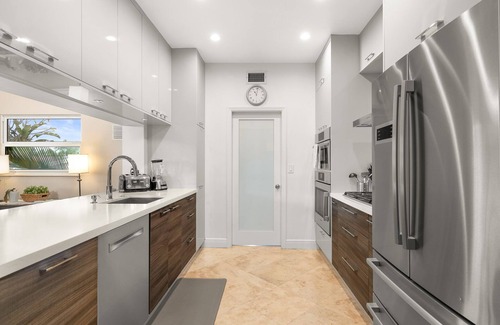 South Corals House | 1.5 MILES FROM BEACH WITH HEATED POOL