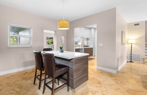 South Corals House | 1.5 MILES FROM BEACH WITH HEATED POOL
