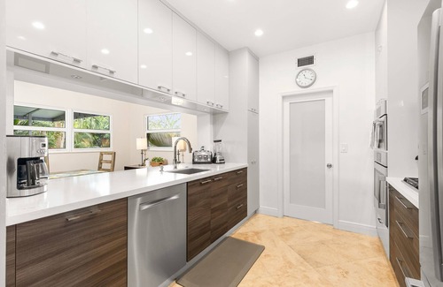 South Corals House | 1.5 MILES FROM BEACH WITH HEATED POOL
