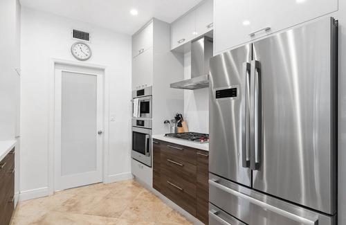 South Corals House | 1.5 MILES FROM BEACH WITH HEATED POOL
