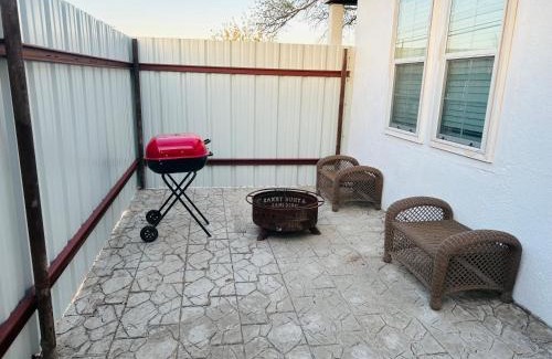 Midland House | #1 - 5BR 1BA - Unit A - Private Entire Home - WiFi