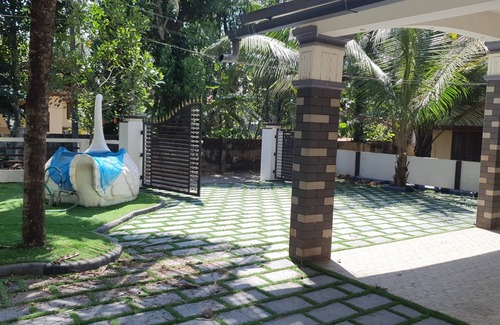 Kulanada House | 1.5km- town, Believers Hosp. 5 minutes to R. station. 2BHK, ensuite,A/C, balcony