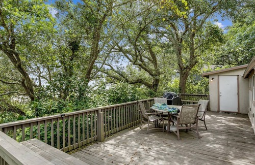 Navarre Cottage | 1 acre Historic Waterfront Cottage, private beach, pet friendly, 3 miles to Gulf