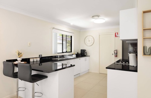 Sunnybank Apartment | 1 Bdr Apt! Train! 2 Parking! Local Shops! 1144D1